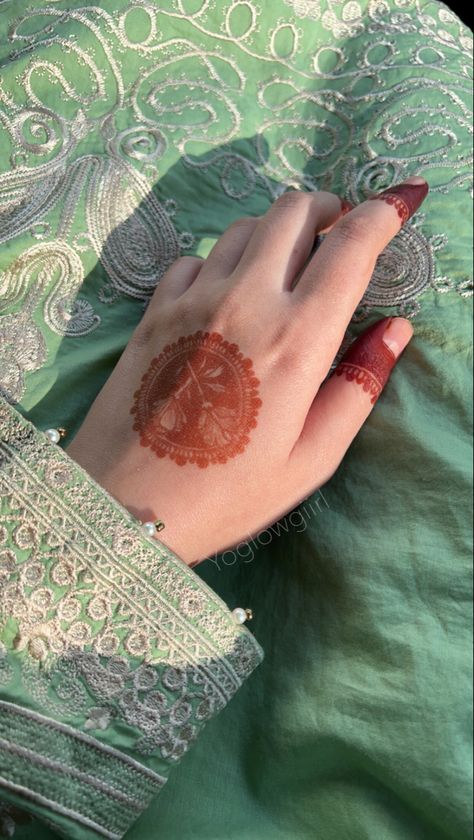 Desi mandala Kashmiri Aesthetic, Desi Mehndi, Mendhi Patterns, Simple Henna Designs Hand, Finger Mehendi Designs, Finger Henna, Modern Henna Designs, Modern Mehndi Designs, Full Mehndi Designs