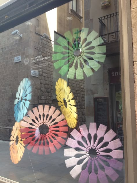 Barcelona window display #paintbrushes Paint Display Ideas Retail, Salon Window Display, Salon Window, Anthropologie Window Display, Surreal Flowers, Store Merchandise, Paint Store, Store Window Displays, Art Studio Design