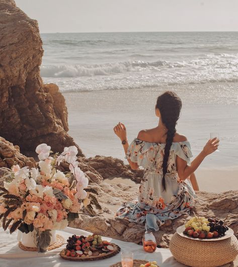 Beach Picnic Ideas, Lounge Photoshoot, Picnic Shoot, Boat Photoshoot, Romantic Picnic, On My Knees, Picnic Inspiration, Beach Date, Camping Aesthetic