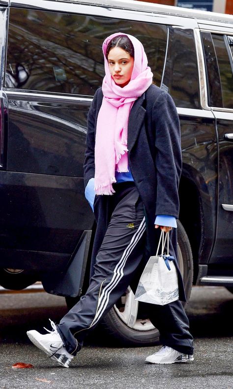 Rosalía wearing a pink scarf in New York Rosalia Street Style, Rosalia Style, Paris Fits, Pink Scarf, Pink Scarves, Reese Witherspoon, Street Outfit, Winter Outfit, Scarfs