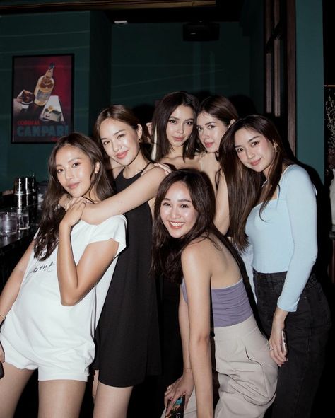 6 Korean Best Friends, Korean Best Friends, Art Outfit, Best Friend Poses, Best Friend Photos, Face Photography, Photography Poses Women, Friend Poses, Cute Poses For Pictures