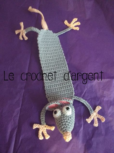 Marque-page souris Papa Pig, Marque-pages Au Crochet, Weaving For Kids, Crochet Bookmark Pattern, Book Marks, Crochet Bookmarks, Le Crochet, Crochet Diy, Door Stopper