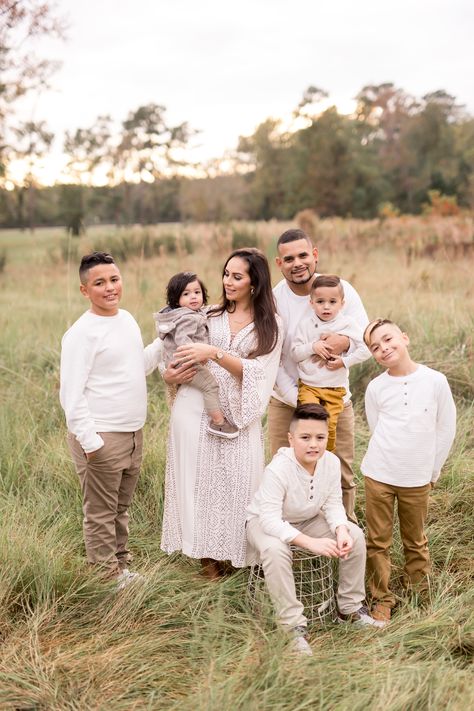 Family Of 7 Fall Photoshoot, Family Of 7 Photo Shoot Ideas, Khaki Family Photoshoot, 7 Family Photoshoot, Family Portrait Poses For 6, Family Portrait Poses For 7, 6 Family Photo Shoot Ideas, Family Of 7 Photoshoot Poses, Rustic Family Photoshoot