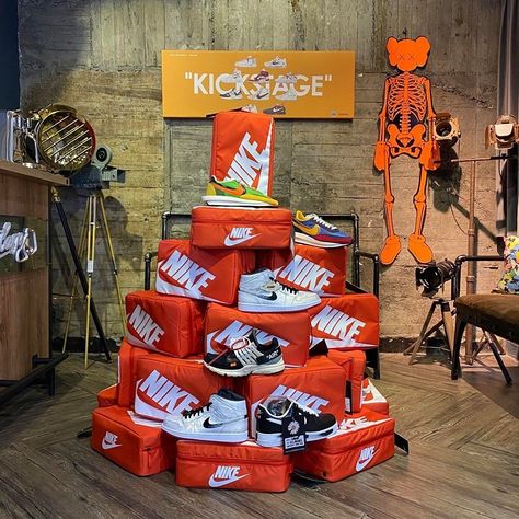 Nike Shoe Display, Nike Shoe Boxes, Nike Boxes, Nike Christmas, Sneaker Party, Nike Shoe Box, Valentines Window Display, Nike Gifts, Sneaker Ball