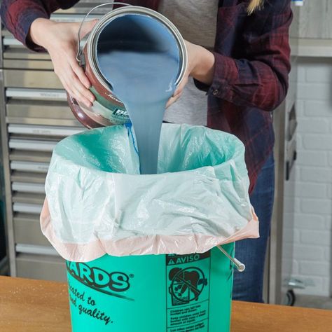 15 Brilliant 5 Gallon Bucket Hacks for Your Home You Need to Try Five Gallon Bucket, 5 Gallon Buckets, Bucket Ideas, Rusty Garden, Bucket Filling, Paint Buckets, Plastic Grocery Bags, Plastic Buckets, Storage Buckets