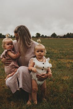 Twin Toddler Photography, Twin Baby Photos, Baby Family Pictures, Mommy Daughter Photos, Toddler Pictures, Mommy And Me Photo Shoot, Twin Photography, Twin Baby Girls, Twin Photos