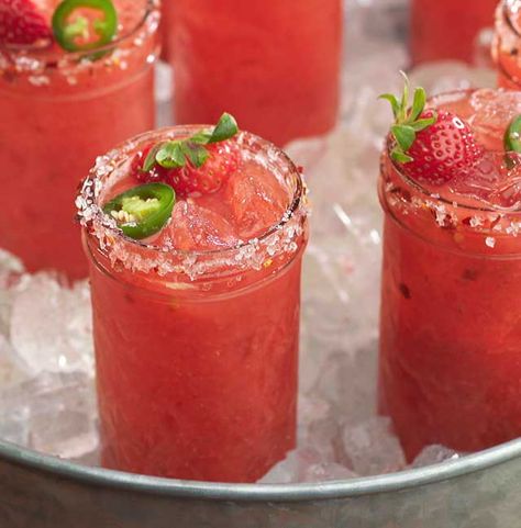 Fresh jalapeño spice and strawberry sweetness are shaken into this modern frozen margarita pitcher. Spicy Strawberry Margarita, Strawberry Lime Margarita, Summer Cold Drinks, Strawberry Jalapeno Margarita, Margarita Pitcher, Lime Margarita Recipe, July 4th Party Ideas, Strawberry Margarita Recipe, Tequila Recipes