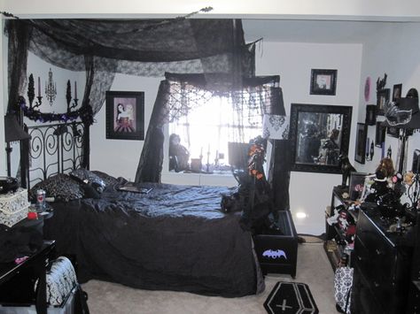 Tumblr gothic themes… Goth Room With White Walls, Goth Themed Bedroom, Small Room Full Size Bed Layout, Mall Goth Room, Alt Room Ideas, Emo Room Ideas, Gothic Room Ideas, Alt Bedroom, Bedroom Ideas Kids