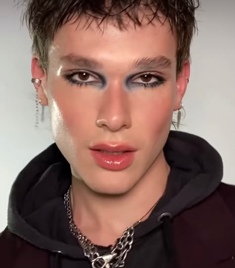 90s Grunge Eyeliner, Men In Makeup Aesthetic, Alt Looks Makeup, Emo Makeup Men, Makeup Ideas Men, Male Makeup Natural, Men Makeup Aesthetic, Guy Makeup Looks, Makeup Looks Men