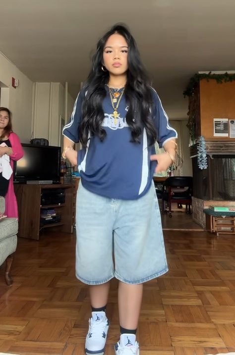 Baddie Jorts Outfit, Outfit With Jorts And Crop Top, Jots Outfits, Oversized Jorts Outfit Women, Jorts Women Outfits, Plus Size Jorts Outfit Idea, Plus Size Outfits Streetwear, Joggers Outfit Summer, Summer Jorts Outfits