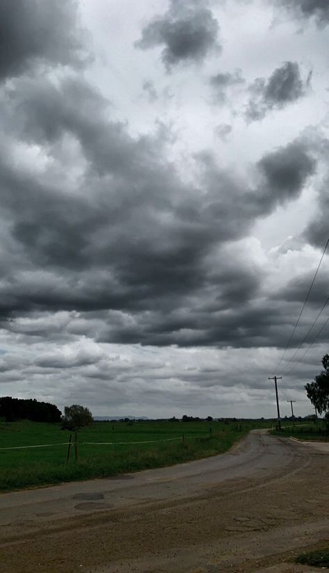 Sky Before Storm, Rainy Clouds Aesthetic, Cloudy Weather Aesthetic, Cloudy Day Aesthetic, Gray Hour, Crown Emoji, Rainy Clouds, Cloud Rain, Rainy Sky