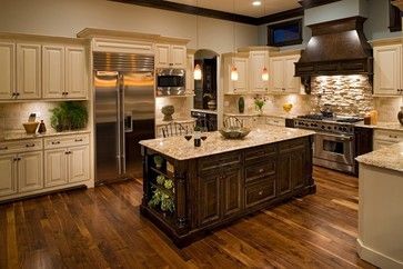 black island cream cabinets | Traditional Kitchen design by Chicago General Contractor Oakley Home ... Mediterranean Kitchen, Traditional Kitchen Design, Room Deco, Kitchen Cabinet Colors, Gorgeous Kitchens, Hus Inspiration, Hem Design, Large Kitchen, Stainless Steel Appliances