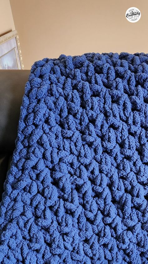 This beginner friendly crochet blanket can be made in just a few hours. The Lickety Split Blanket uses the linen stitch (moss stitch), Bernat Blanket Extra Thick Jumbo Weight Yarn and a 25 mm crochet hook. #yarnspirations #bernatblanket #furlscrochet Super Bulky Crochet Blanket, Super Chunky Crochet Blanket, Chunky Yarn Crochet Pattern, Bulky Yarn Crochet, Chunky Yarn Crochet, Chunky Crochet Blanket Pattern, Beginner Friendly Crochet, Scrap Yarn Crochet, Finger Crochet