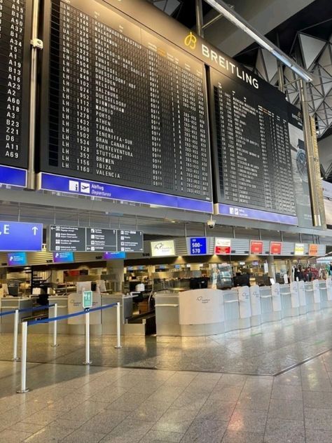 Air Plain Aesthetic, Boarding Plane Aesthetic, Picture Of Airport, Aesthetic Flight Pics, Airport Flight Board, Plane Trip Aesthetic, That Airport Feeling, Cute Airport Pics, Flight Attendant Vision Board