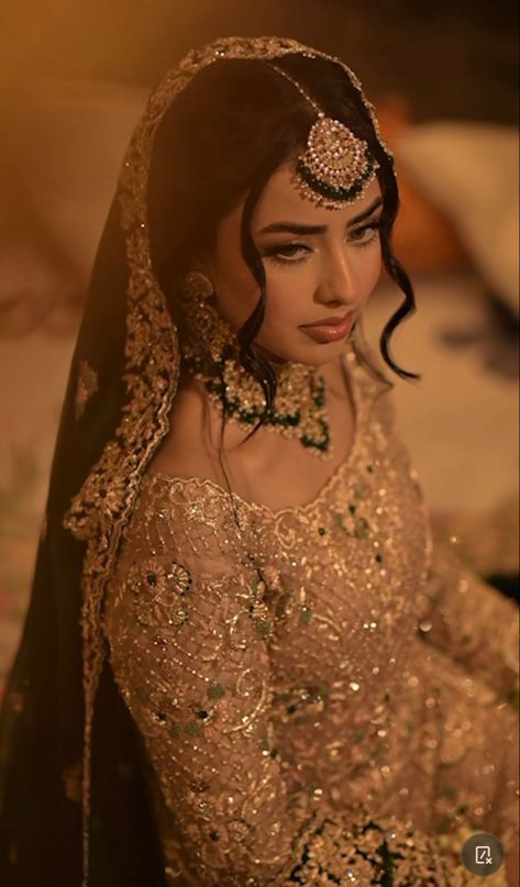 Desi Mehndi Outfit, Desi Bridal Hair, Casual Bridal Dress, Pakistani Brides, Asian Bridal Makeup, Desi Fits, Pakistani Bridal Dress, Desi Wedding Dresses, Unconventional Wedding Dress