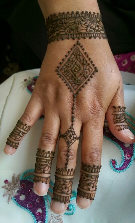 Henna diamond   #henna #hennaart #hina #mendhi #mehndhi #mehendhi #asianbride #design #tattoo Diamond Mehendi Design, Diamond Henna Design, Traditional Henna, Mehndi Designs For Kids, Mehendi Design, Asian Bride, Henna Mehndi, Design Tattoo, Mehendi Designs