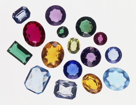 It's easy to grow your own crystals to make faux or synthetic gemstones. Here's how to make ruby, amethyst, emerald, and diamond faux gems. Grow Your Own Crystals, Borax Crystals, Growing Crystals, How To Make Crystals, Crafts Origami, Diy Gemstone, Rag Rugs, Crystal Geode, Crystal Crafts