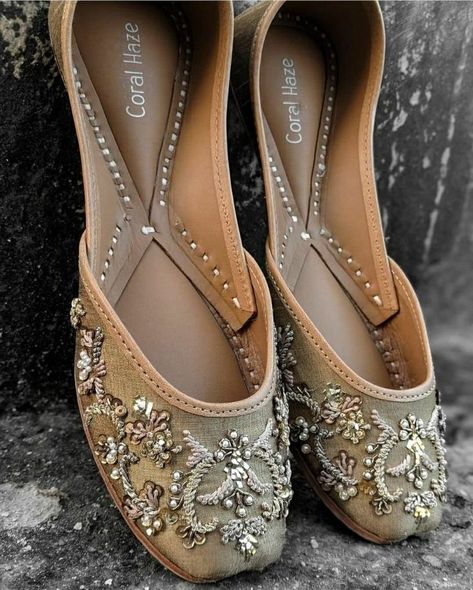 Khusa Design, Punjabi Juti, Punjabi Shoes, Pakistani Shoes, Bridal Flat Sandals, Jutti Flats, Medium Length Hairstyle, Indian Wedding Shoes, Haircuts For Ladies