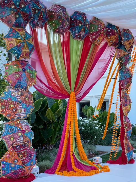 Gujarati Theme Decoration, Indian Umbrella Decor, Navratri Photobooth Ideas, Gujarat Theme Decoration, Colorful Haldi Decor, Festival Decorations Indian, Event Planner Business Card Design, Marriage Stage Decoration, Navratri Decoration Ideas