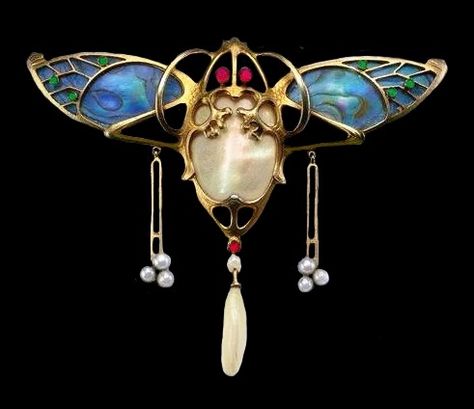 Art Nouveau moth brooch by Emil Riester, enamelled with pearls and rubies, ca.1905. Art Nouveau Rings, Moth Jewelry, Moth Brooch, Bijoux Art Deco, Bijoux Art Nouveau, Motif Art Deco, Nouveau Jewelry, Insect Jewelry, Art Nouveau Design