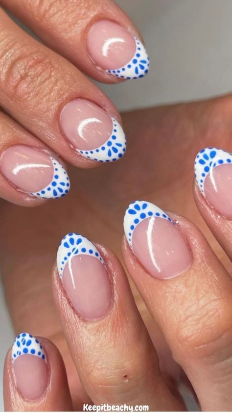 These blue and white french tip nails quite literally nail the coastal granddaughter aesthetic PERFECTLY. I am loving all of these summer nail ideas.   Photo by: @nailsbyswayz Nails For The Beach Simple, Cute Nails For Holiday, Nail Inspo For Small Nails, Designs For Small Nails, Summer Nail Ideas Natural Nails, Nail Art Designs For Summer, Nails With Blue And White, Nail Art Designs With Nail Polish, Nails To Get For Summer