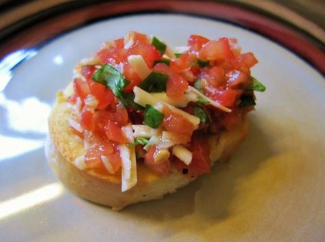 I went through a major bruschetta phase and tried many many recipes until I found the perfect one. This was originally Guy Fieris but is slightly adapted to my taste after making it about a billion times. Cookingt time is marinating time. Tomato Bruschetta Recipe, Vegan Snack Recipes, Tomato Bruschetta, Bruschetta Recipe, Healthy Vegan Snacks, Catering Food, Idee Pasto Sano, Healthy Eating Tips, Healthy Eating Recipes