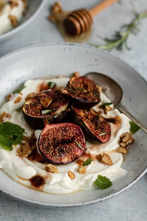 Roasted figs with yoghurt and walnuts. Perfect for breakfast, brunch or as a tasty dessert. Ready in under 25 minutes. #roastedfigs Vegan Recipes With Figs, Figs Breakfast Ideas, Roasted Figs Recipes, Fig Breakfast Recipes, Recipe With Figs, Healthy Fig Recipes, Fig Dessert Recipes, Fig Recipes Healthy, Posh Breakfast