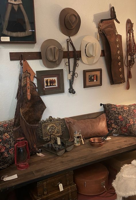 Western Americana Decor, Saddle Decor Ideas House, Cowboy Western Decor, Western Vintage Bedroom, House Design Western, Cowboy Home Aesthetic, Western Gallery Wall Ideas, Vintage Western Room, Western Vintage Decor