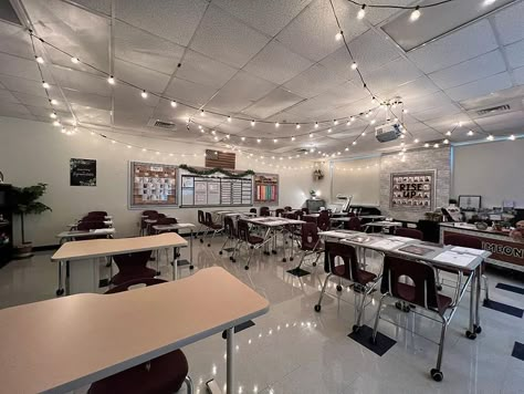 Boarding School Aesthetic Classroom, Tanishka Core, College Classroom Aesthetic, Cozy Classroom Ideas High School, High School Classroom Setup, Fancy Classroom, English Teacher Aesthetic, Big Classroom, Teacher Barbie