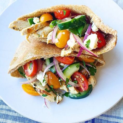 16 Make-Ahead Cold Lunch Ideas to Prep for Work This Week - Try prepping these awesome cold lunch ideas instead of reheating! - ProjectMealPlan.com Chicken Salad Pita, Chicken Pita Pockets, Greek Chicken Pita, Pocket Sandwiches, Pita Pocket Recipes, Salad Appetizer Cups, Greek Pita, Pita Recipes, Appetizer Cups