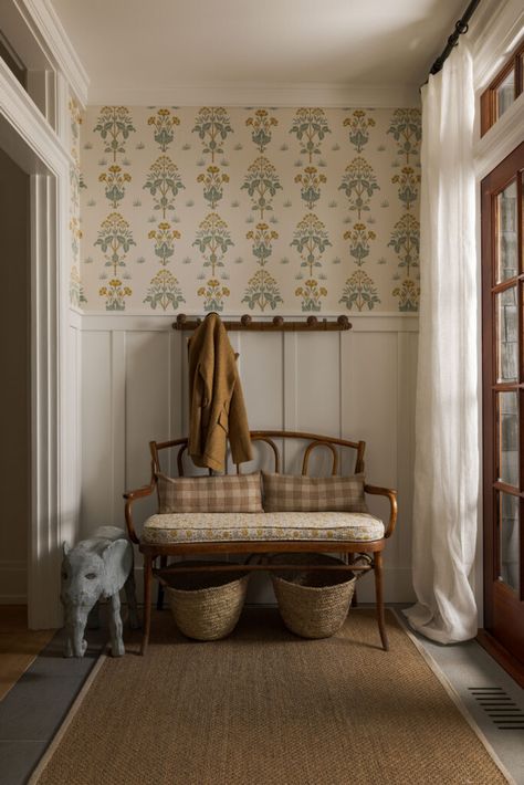 Country Cottage Interiors Living Room, Cottage Entryway, Wallpapered Entryway, Swiss Coffee, Sandberg Wallpaper, Cottage Interior, English Cottage Style, Casa Vintage, House Interiors