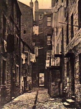 A typical street in the English slums.@late 1800s Victorian History, Victorian Street, Historical London, Victorian England, Victorian Life, Victorian London, London History, Old Street, Glasgow Scotland