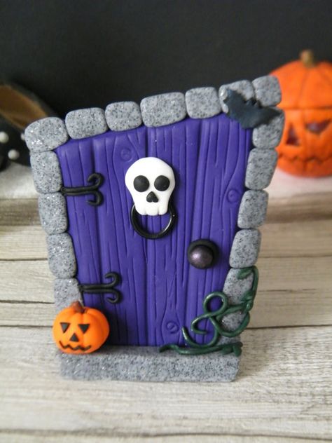 Halloween decorations clay ideas Halloween Modeling Clay Ideas, Polymer Clay Haunted House, Halloween Fairy Door, Polymer Clay Teapot, Fimo Halloween Ideas, Craft Ideas Clay, Fall Polymer Clay Ideas, Polymer Halloween, Fimo Halloween