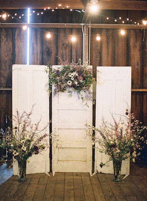 Diy Fotokabine, Rustic Farm Wedding, Deco Champetre, Boda Diy, Rustic Backdrop, Doors Repurposed, Bridal Table, Diy Photo Booth, Engagement Party Decorations