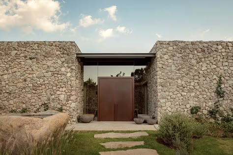 28.0855: Blending Mexican Vernacular and Japanese Aesthetics Mexican Interior Design, Natural Architecture, Midcentury House, Chalet Interior, Mexico House, Stone Walls, Design Exterior, Modern Architecture House, Stone House