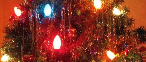 Childhood memories come flooding back at the holidays, reminding of us about all these things we miss from Christmas in the 1970s and 1980s. 1990s Christmas Decorations, 1970 Christmas Decorations, Christmas In The 70s, 1980s Christmas Tree, 1980s Christmas Nostalgia, 1980s Christmas Decorations, 80s Christmas Tree, 80s Christmas Aesthetic, Christmas 1980s