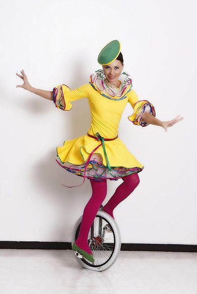 Unicyclists just scream Circus!  http://bigfootevents.co.uk/entertainment/Themed-Events/Circus-Carnival-Mardi-Gras-Theme.as Mardi Gras Themed Party, Steampunk Circus, Clown Images, Fairytale Wedding Theme, Trapeze Artist, Circus Show, Female Clown, To Alice, Circus Costume