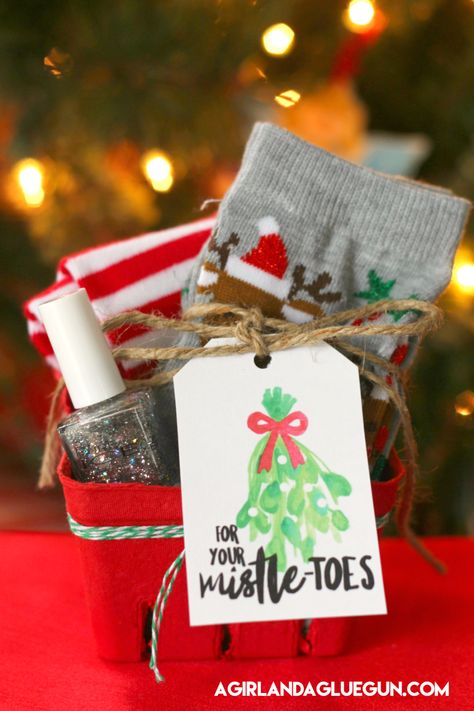 Mistletoe gift ideas–free printables Christmas Ideas For Girlfriend, Cozy Socks Gift, Mistletoe Gift, Girlfriend Ideas, Christmas Gift Ideas For Women, Ideas For Girlfriend, Christmas To Do List, Inexpensive Christmas Gifts, Inexpensive Christmas