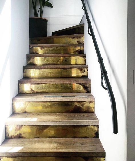 Dream casa on Instagram: “Gold Patina 🤩 @dylan_farrell_design” Open Staircase Ideas, Modern Architecture Design, Stair Remodel, Modern Stairs, Going For Gold, Interiors Dream, Outdoor Paint, Modern Staircase, Eclectic Home