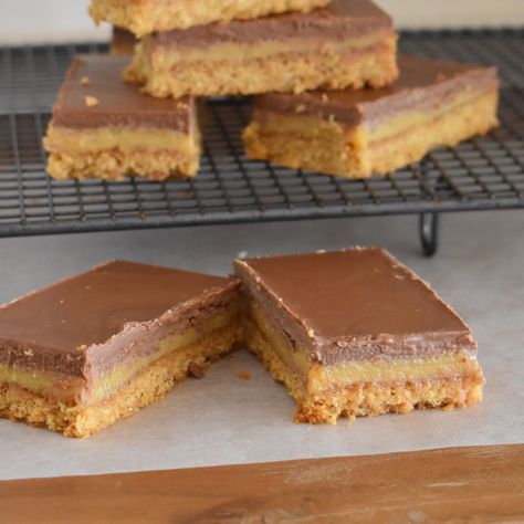 Carmel Slices, Caramel Slice Recipe, Chocolate Caramel Slice, Cheesecake Balls, Caramel Shortbread, Rice Bubbles, Baked Caramel, Slice Recipe, Millionaire Shortbread