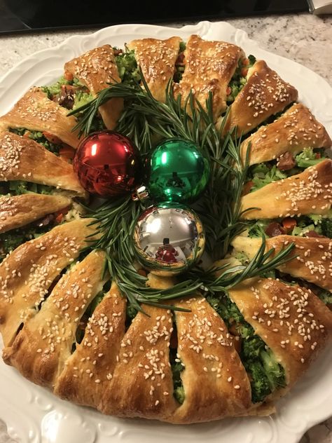 Appetizers Crescent Rolls, Crescent Roll Wreath, Christmas Wreath Appetizer, Christmas Wresth, Wreath Appetizer, Crescent Wreath, Appetizer Christmas, Crescent Roll Appetizers, Roll Wreath