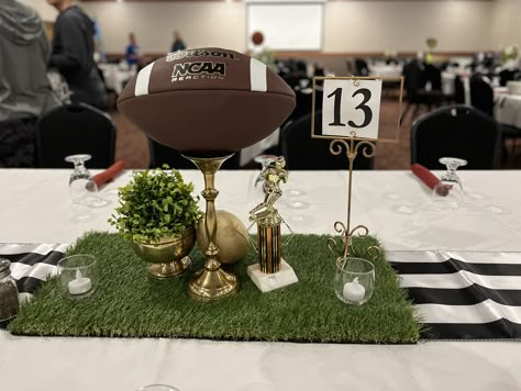 Elegant Football Banquet Centerpieces, Football Helmet Centerpieces, Football Banquet Decorations High School, Fancy Football Party, Football Party Centerpieces, 49ers Birthday Party, Sports Banquet Centerpieces, Football Banquet Centerpieces, 49ers Party