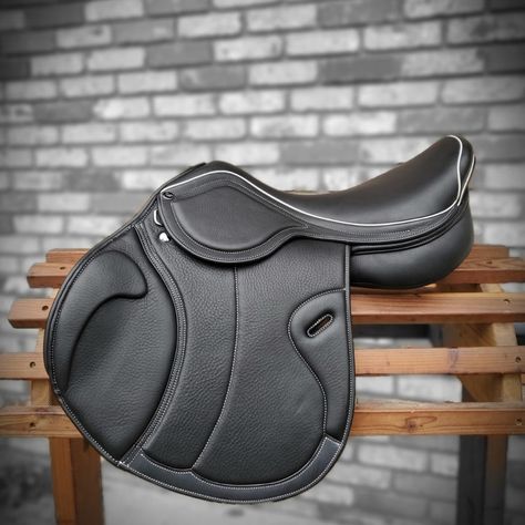 English Saddle Jumping, Horse Saddles English, Equestrian Riding Clothes, Equestrian Style Outfit, Jump Saddle, Equestrian Tack, Jumping Saddle Pads, English Saddles, English Horse Tack