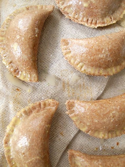 #MeatlessMondays - Whole Wheat Artichoke Empanadas | PERU DELIGHTS Handheld Pies, Empanada Recipes, Vegetarian Empanadas, Wheat Pasta Recipes, Family Pasta, South American Recipes, Vegetarian Lasagna, American Recipes, Whole Wheat Pasta