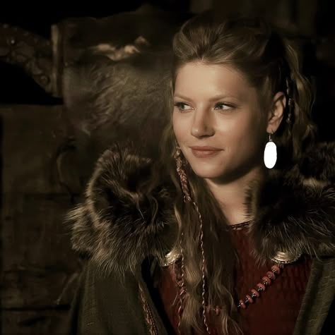 Vikings Gif, Katheryn Winnick Vikings, Lagertha Hair, Vikings Lagertha, Visenya Targaryen, Thor Mjolnir, Viking Shop, Viking Series, Odin Thor