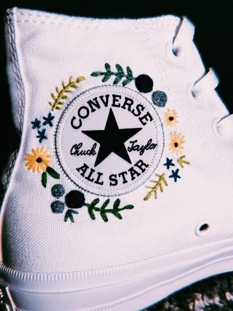 Vsco Shoes, Embroidered Converse, Embroidery Shoes, Pola Sulam, 자수 디자인, Diy Shoes, 가을 패션, Converse All Star, Street Styles