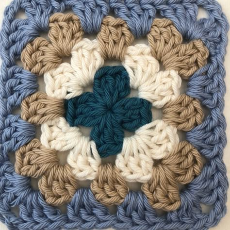 Granny Square Crochet Pattern 3 Color, How To Crochet A Basic Granny Square, Patterned Granny Square, Different Granny Squares, Granys Crochet Squares Free Pattern, Granys Square, Simple Granny Square Crochet Pattern, Granny Square Color Combinations, Free Granny Square Crochet Pattern