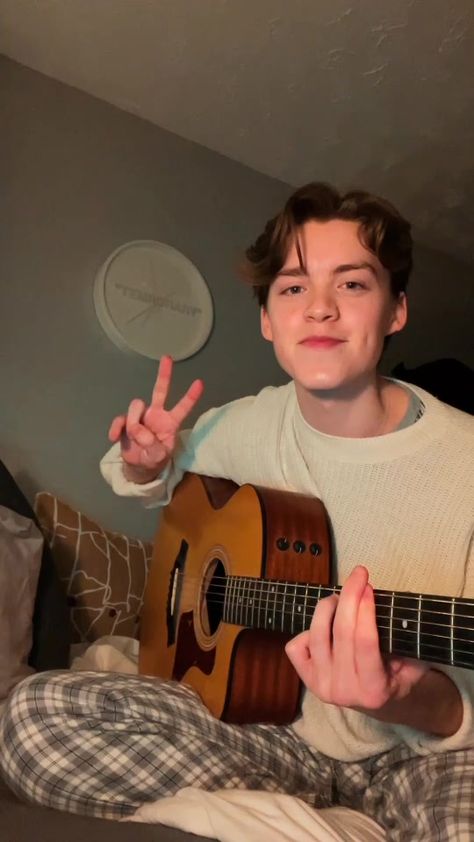 Reece Bibby, Kore Ulzzang, Acoustic Guitar Music, Club Video, Guitar Chords For Songs, New Hope Club, Feeling Pictures, Music Lyrics Quotes Songs, Acoustic Music