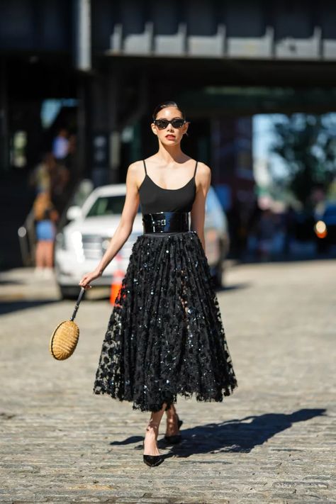 Formal Tulle Skirt Outfit, Tulle Black Skirt Outfit, Tulle Skirt Outfit Casual Street Style, Black Tulle Skirt Outfit, Tulle Skirt Outfits Casual, Tulle Skirt Outfit, Spring Party Outfit, Tutu Skirt Outfit, Blue Tulle Skirt