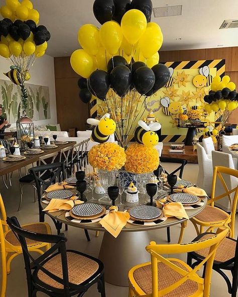 Bee Baby Shower Decoration, Bumble Bee Birthday, Honey Bee Baby Shower, Bee Theme Party, Bee Birthday Party, Sunflower Baby Showers, Creative Baby Shower, Baby Reveal Party, Bee Baby Shower Theme